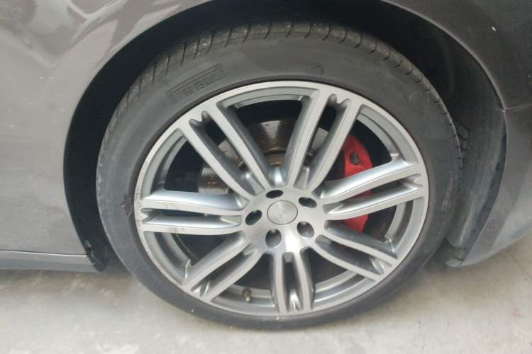 Used Maserati Ghibli 2017 3.0T Standard Edition Right Front Wheel Hub