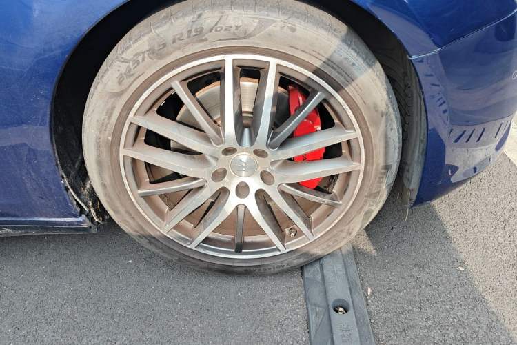 Used Maserati Ghibli 2017 3.0T Standard Edition Right Front Wheel Hub