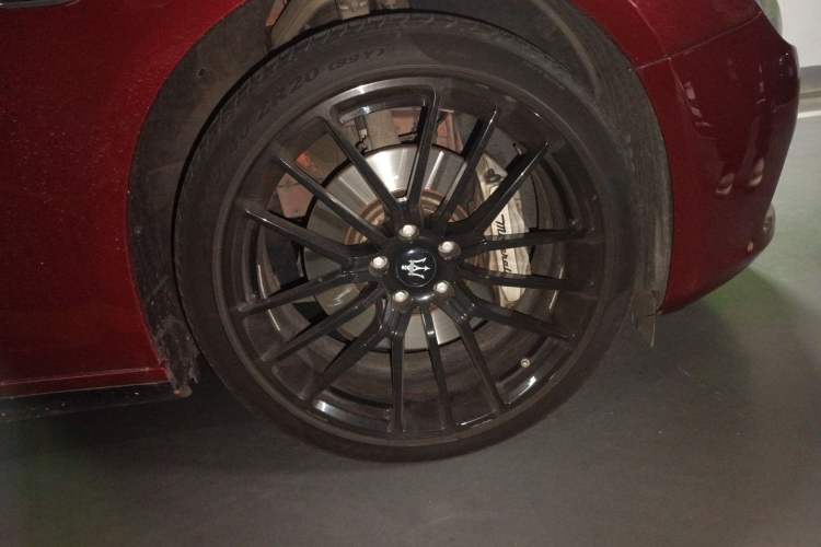 Used Maserati Ghibli 2017 3.0T Standard Edition Right Front Wheel Hub