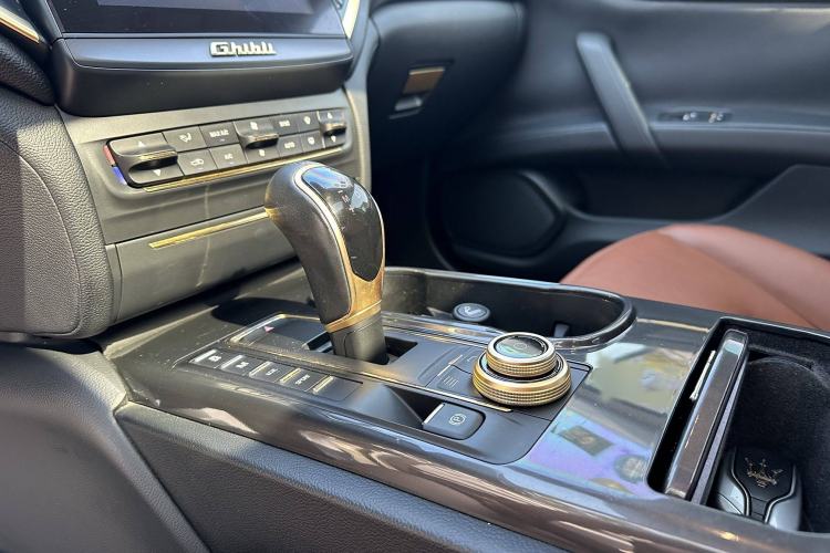 Used Maserati Ghibli 2017 3.0T Standard Edition Gear Lever