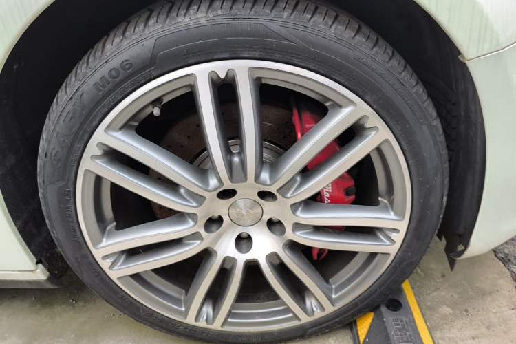 Used Maserati Ghibli 2017 3.0T Standard Edition Right Front Wheel Hub