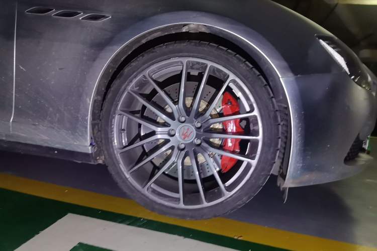 Used Maserati Ghibli 2017 3.0T Standard Edition Right Front Wheel Hub