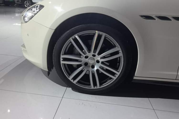 Used Maserati Ghibli 2017 3.0T Standard Edition Left Front Wheel Hub