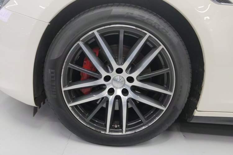 Used Maserati Ghibli 2017 3.0T Standard Edition Left Front Wheel Hub