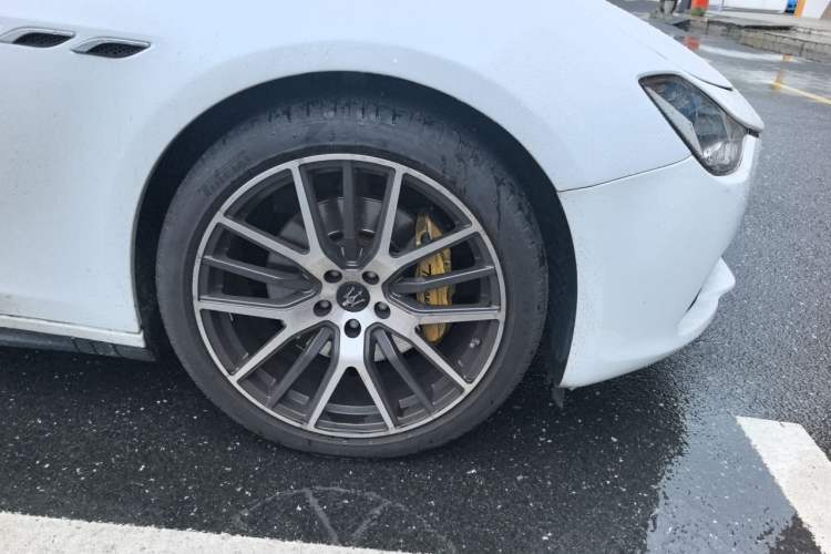 Used Maserati Ghibli 2017 3.0T Standard Edition Right Front Wheel Hub