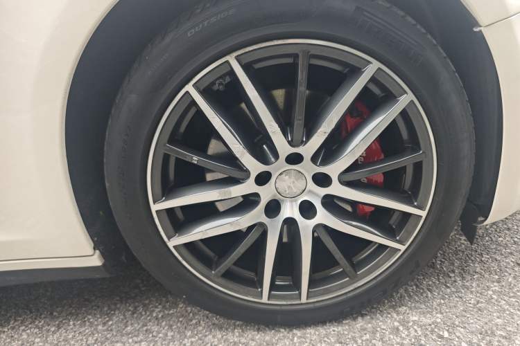 Used Maserati Ghibli 2017 3.0T Standard Edition Right Front Wheel Hub