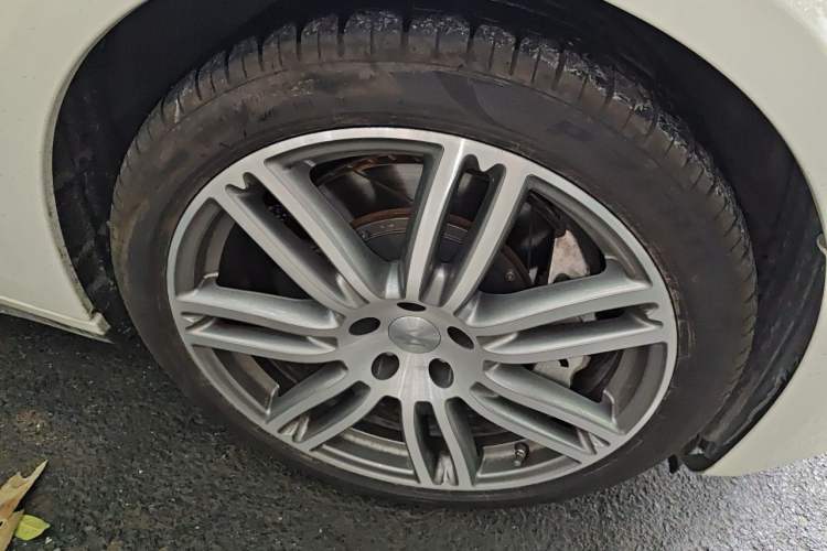 Used Maserati Ghibli 2017 3.0T Standard Edition Right Front Wheel Hub