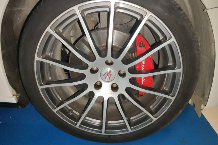 Used Maserati Ghibli 2017 3.0T Standard Edition Right Front Wheel Hub