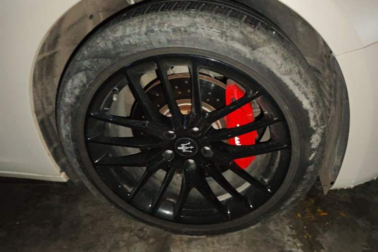 Used Maserati Ghibli 2017 3.0T Standard Edition Right Front Wheel Hub