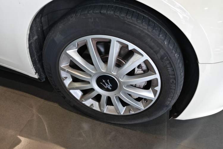Used Maserati Ghibli 2017 3.0T Standard Edition Right Front Wheel Hub