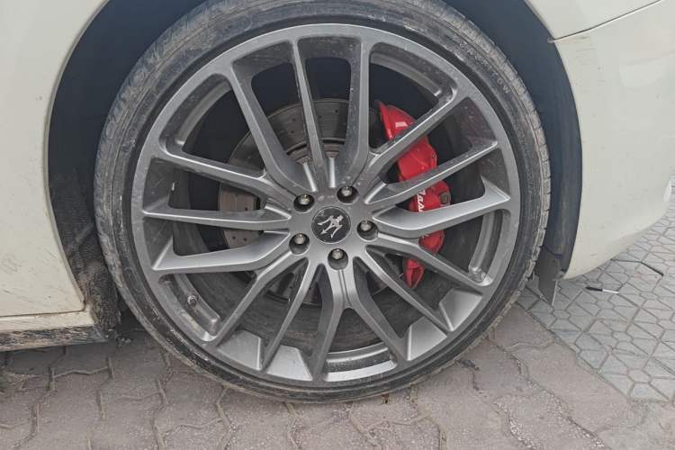 Used Maserati Ghibli 2017 3.0T Standard Edition Right Front Wheel Hub