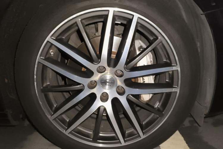 Used Maserati Ghibli 2018 Revised Version 3.0T Standard Edition Right Front Wheel Hub