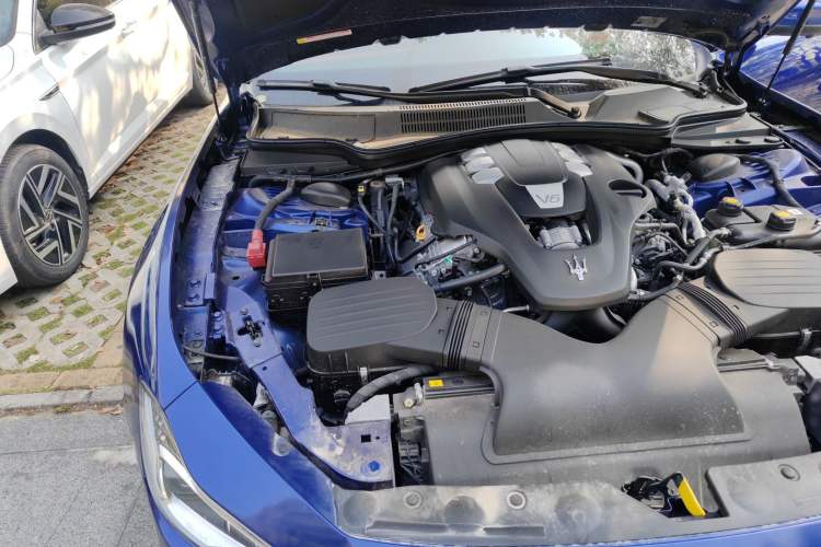 Used Maserati Ghibli 2018 3.0T Luxury Edition Engine Bay Right