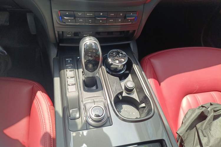 Used Maserati Ghibli 2018 Revised Version 3.0T Standard Edition Gear Lever