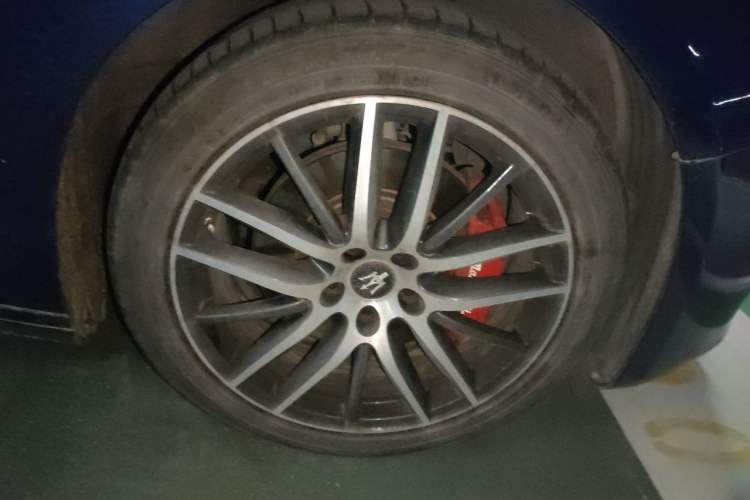 Used Maserati Ghibli 2018 Revised Version 3.0T Standard Edition Right Front Wheel Hub
