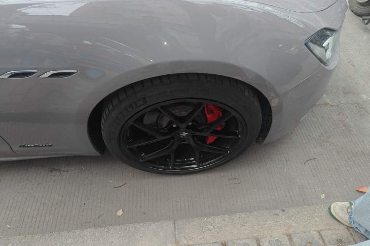 Used Maserati Ghibli 2018 3.0T Sport Edition Right Front Wheel Hub
