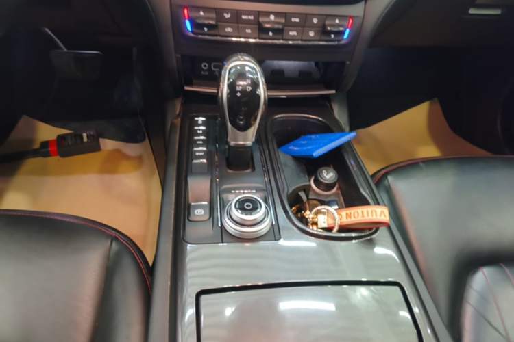 Used Maserati Ghibli 2018 Revised Version 3.0T Standard Edition Gear Lever