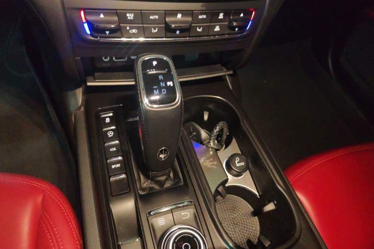 Used Maserati Ghibli 2018 Revised Version 3.0T Standard Edition Gear Lever
