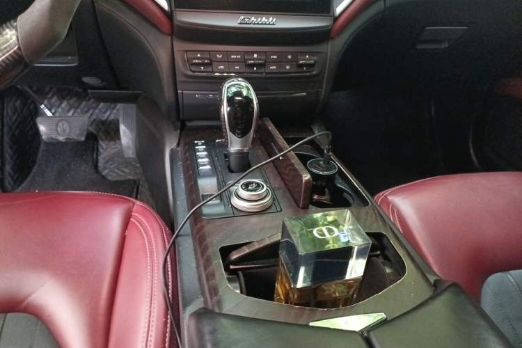 Used Maserati Ghibli 2018 3.0T Luxury Edition Gear Lever