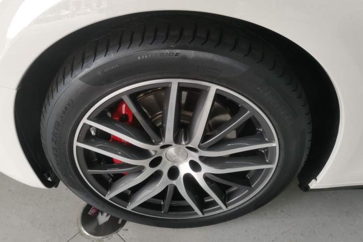 Used Maserati Ghibli 2018 3.0T Standard Edition Left Front Wheel Hub