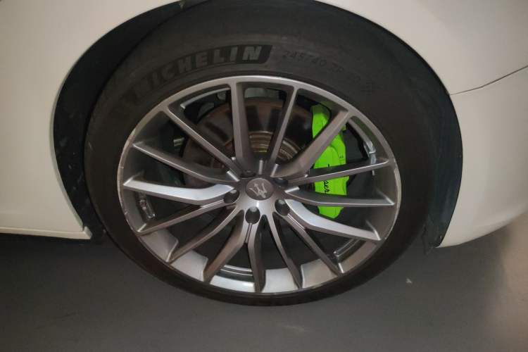 Used Maserati Ghibli 2018 Revised Version 3.0T Standard Edition Right Front Wheel Hub
