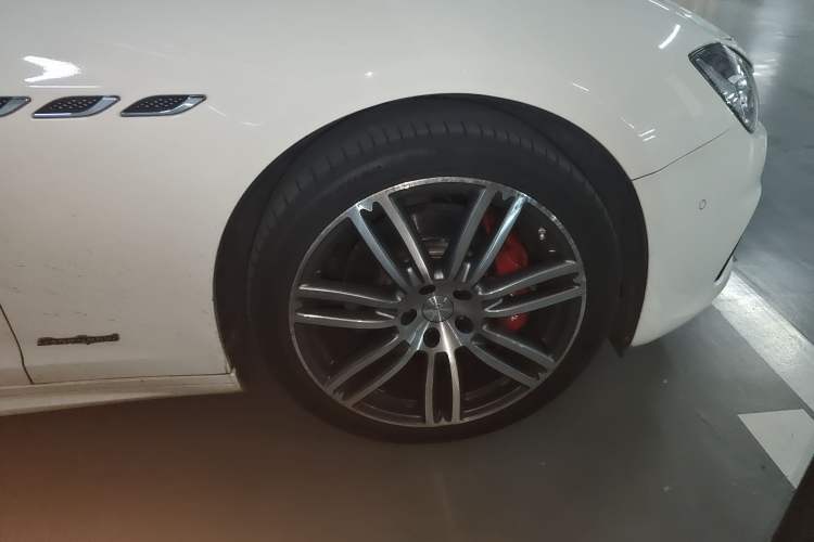 Used Maserati Ghibli 2018 3.0T Sport Edition Right Front Wheel Hub