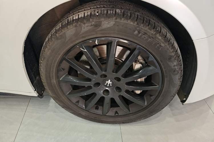 Used Maserati Ghibli 2018 Revised Version 3.0T Standard Edition Right Front Wheel Hub