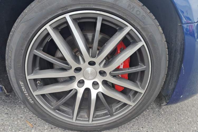 Used Maserati Ghibli 2019 3.0T Standard Version China V Emission Standard Right Front Wheel Hub