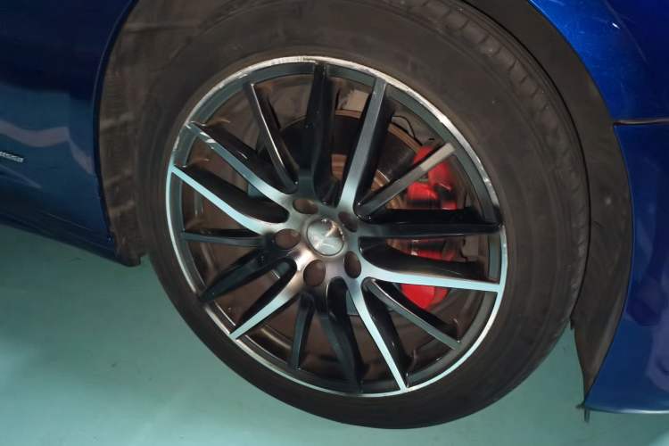 Used Maserati Ghibli 2019 3.0T Standard Version China V Emission Standard Right Front Wheel Hub