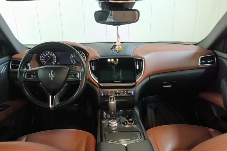 Used Maserati Ghibli 2021 2.0T Sharp Edition Center Console