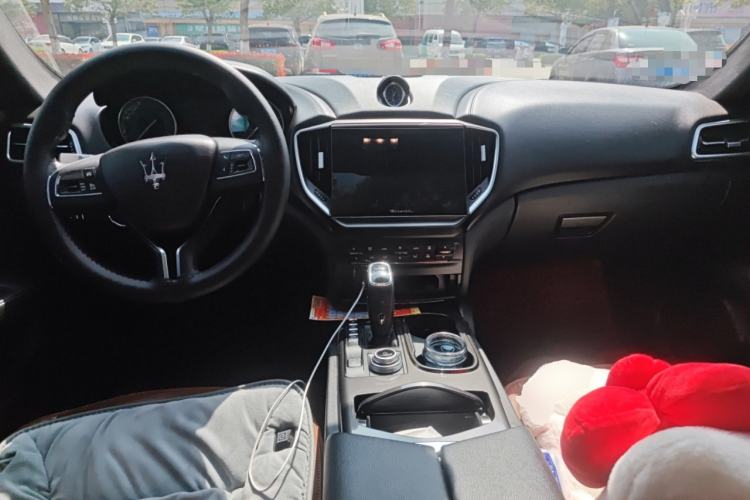 Used Maserati Ghibli 2021 2.0T Sharp Edition Center Console