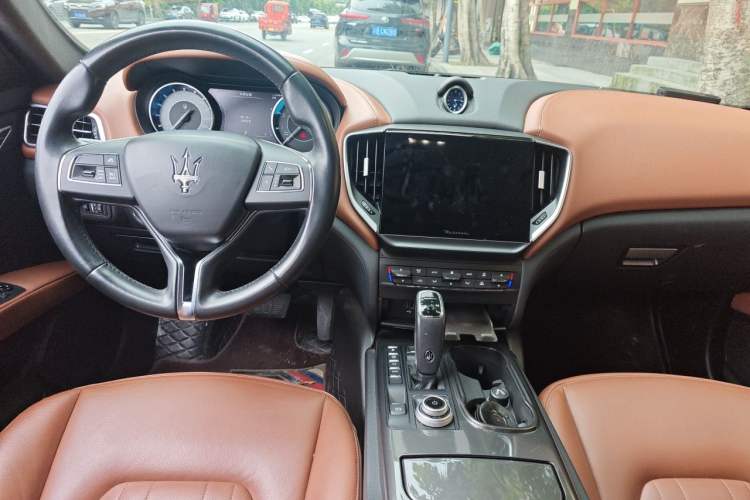 Used Maserati Ghibli 2021 2.0T Sharp Edition Center Console