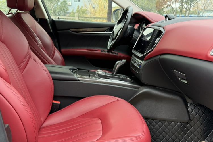 Used Maserati Ghibli 2021 2.0T Sharp Edition Right Front Seat
