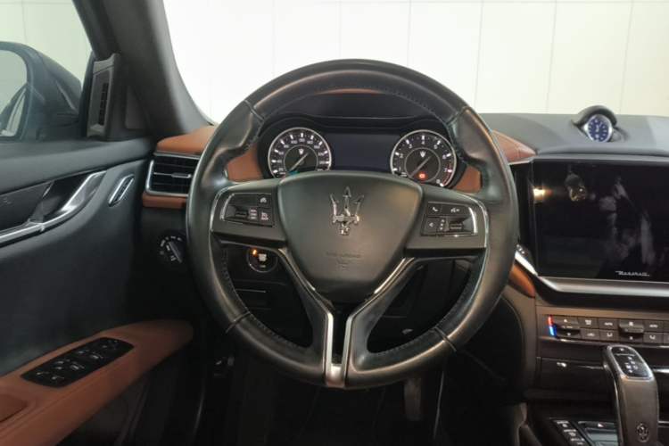 Used Maserati Ghibli 2021 2.0T Sharp Edition Steering Wheel