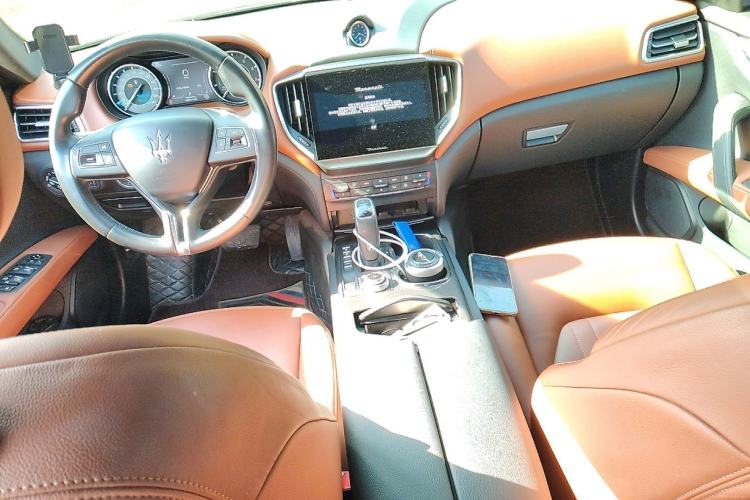 Used Maserati Ghibli 2021 2.0T Sharp Edition Center Console