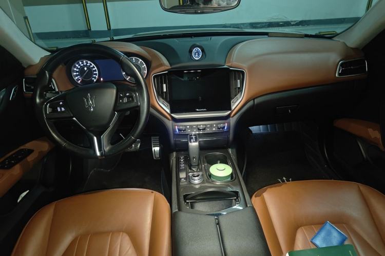 Used Maserati Ghibli 2021 2.0T Sharp Edition Center Console
