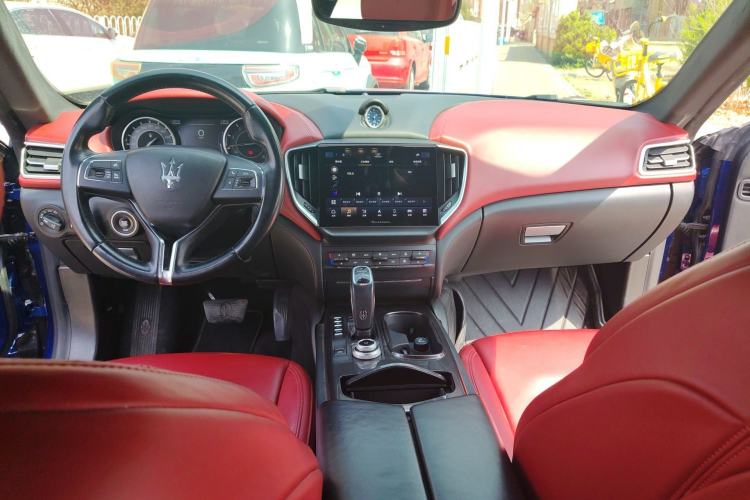Used Maserati Ghibli 2021 2.0T Sharp Edition Center Console