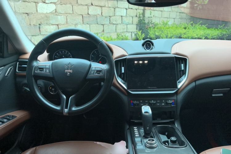 Used Maserati Ghibli 2021 2.0T Sharp Edition Center Console