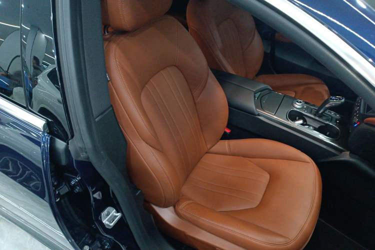 Used Maserati Ghibli 2021 2.0T Sharp Edition Right Front Seat
