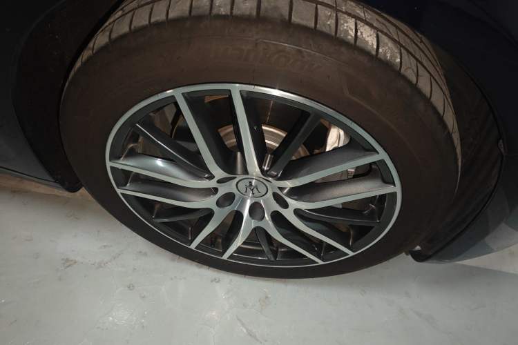 Used Maserati Ghibli 2021 2.0T Sharp Edition Right Front Wheel Hub