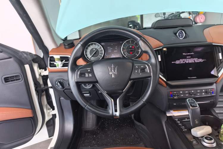 Used Maserati Ghibli 2021 2.0T Sharp Edition Steering Wheel