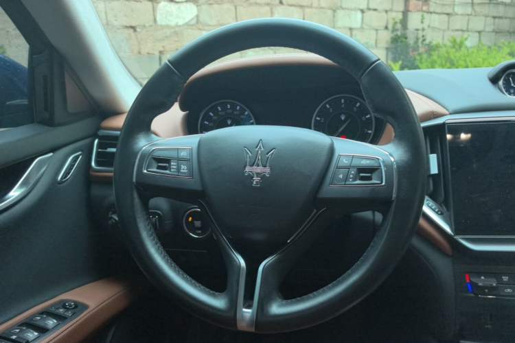 Used Maserati Ghibli 2021 2.0T Sharp Edition Steering Wheel