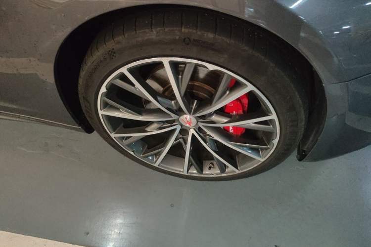 Used Maserati Ghibli 2021 2.0T Sharp Edition Right Front Wheel Hub