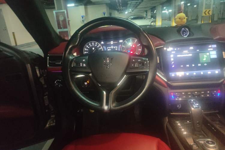 Used Maserati Ghibli 2021 2.0T Sharp Edition Steering Wheel