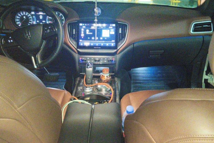 Used Maserati Ghibli 2021 2.0T Sharp Edition Center Console