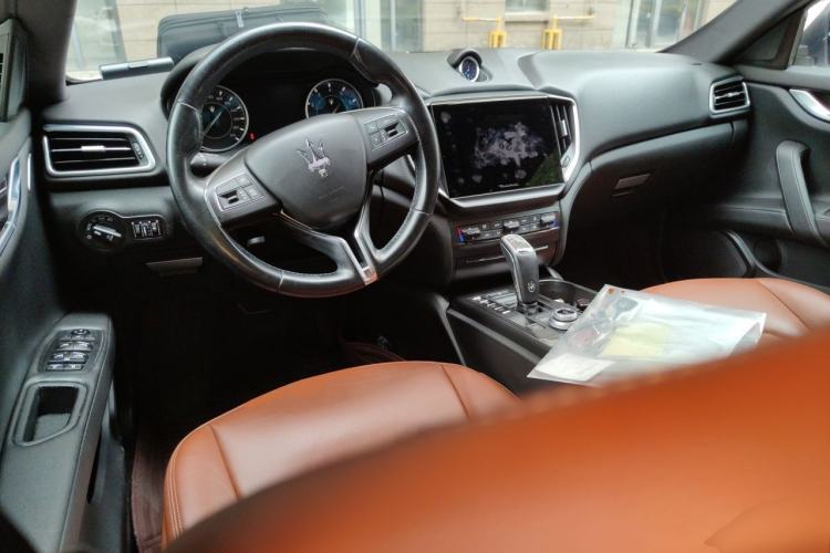 Used Maserati Ghibli 2021 2.0T Sharp Edition Center Console