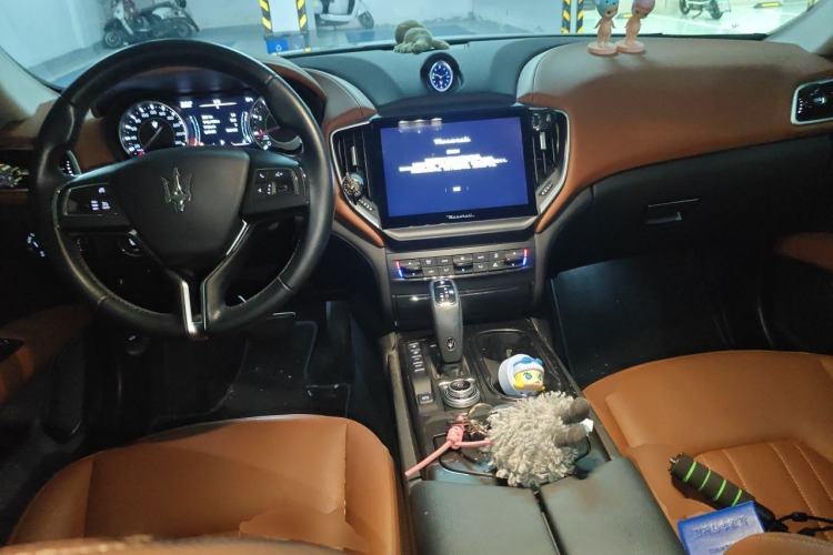 Used Maserati Ghibli 2021 2.0T Sharp Edition Center Console