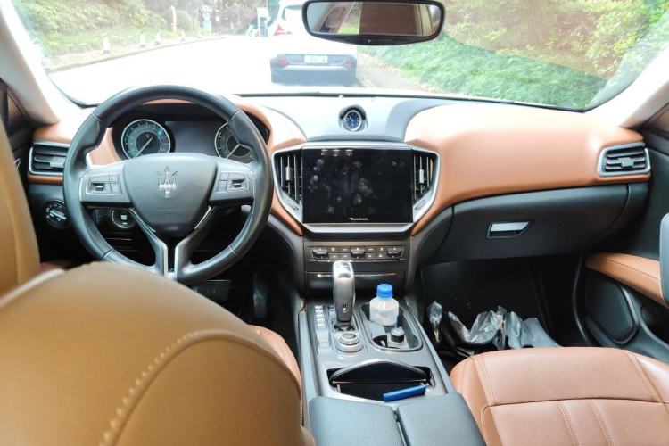 Used Maserati Ghibli 2021 3.0T GranSport Center Console