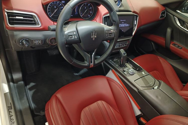 Used Maserati Ghibli 2021 2.0T Sharp Edition Center Console