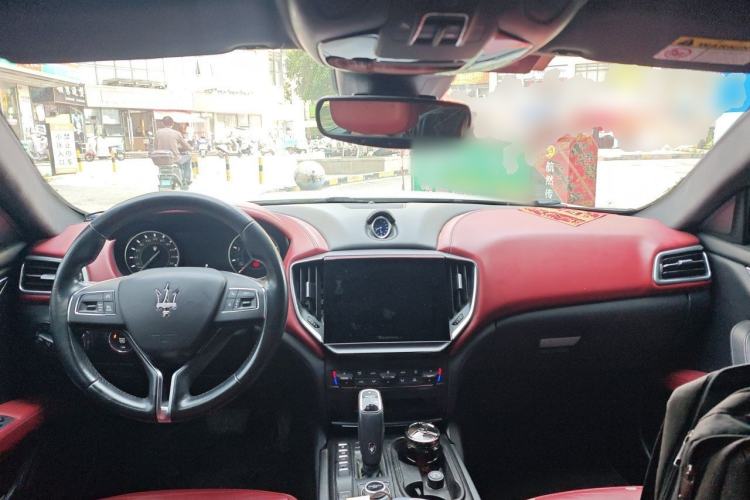 Used Maserati Ghibli 2021 2.0T Sharp Edition Center Console